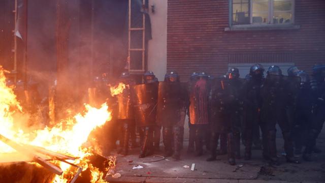 Antidisturbios de la policía francesa ante una barricada levantada por los manifestantes en París.