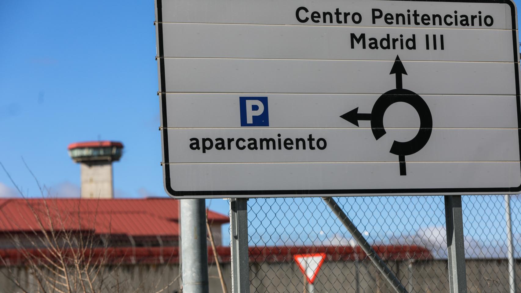 Un cartel indica la dirección a la entrada de la Cárcel de Valdemoro.