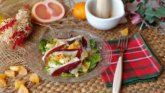 Ensalada de mandarina, jamón de pato y soja