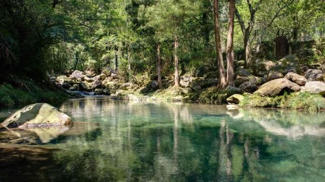 Agua, piedra y vegetación conviven en las pozas del Río Pedras (Mancomunidade Barbanza-Arousa).