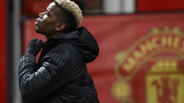 Paul Pogba y el escudo del Manchester United
