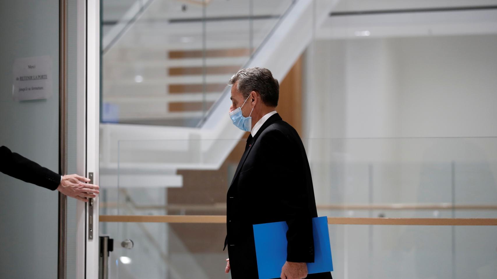 Sarkozy yendo a declarar ante el juez.