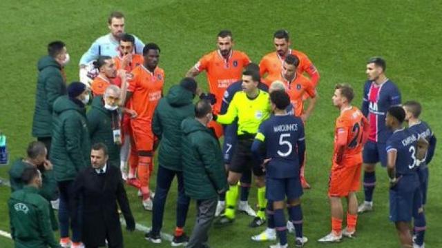 El Basaksehir abandona el partido contra el PSG por un presunto insulto racista del árbitro