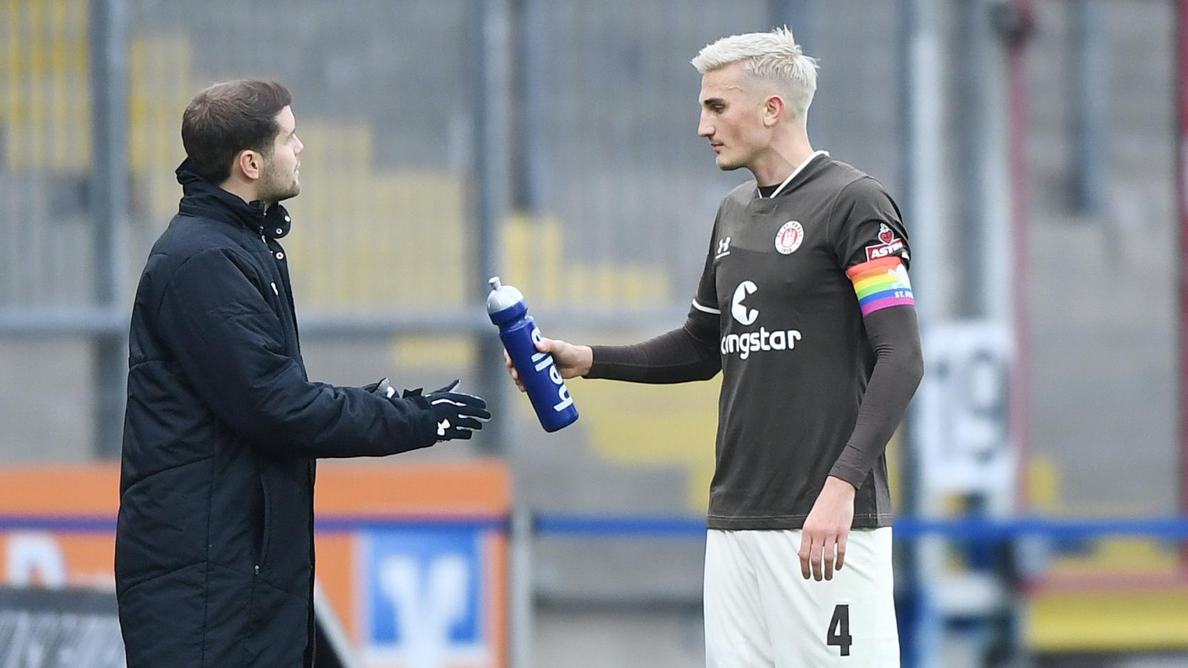 St.Pauli, el club alemán famoso por sus lemas antifascistas que llegó hasta el Congreso español