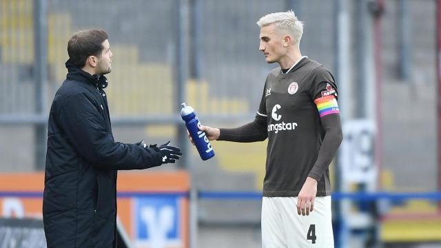 St.Pauli, el club alemán famoso por sus lemas antifascistas que llegó hasta el Congreso español