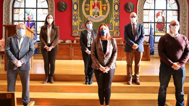 En la sala Paraninfo, de izquierda a derecha, en la fila inferior: Antonio Antón, Rosa Monge e Iñaki Ochoa. En la superior, M.Ángeles Pérez, Blanca Ros y Ángel Lanas.