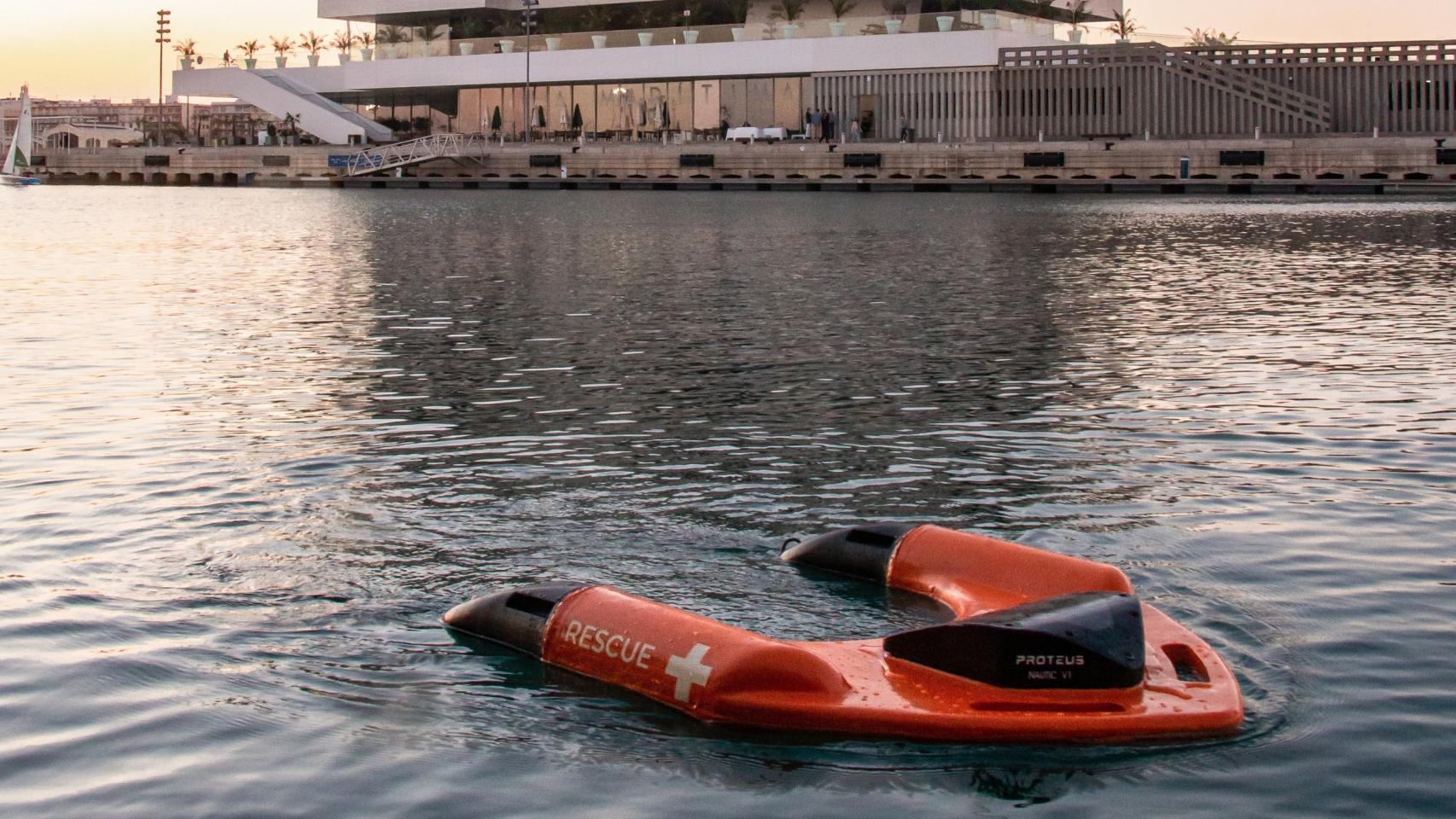 Proteus Innovation entrena a Nautic, su barco autónomo de rescate en la Marina de Valencia.