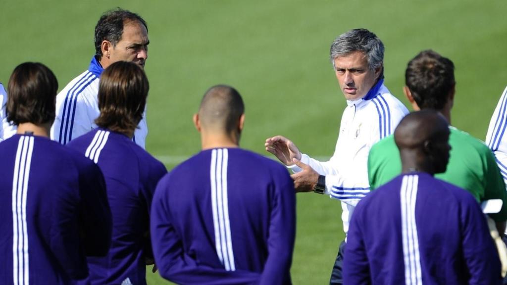Mourinho dando una charla en el Real Madrid