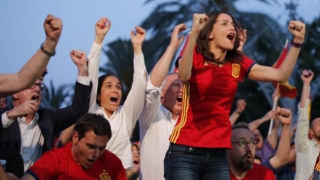 Arrimadas celebra un gol de la Selección en Barcelona.