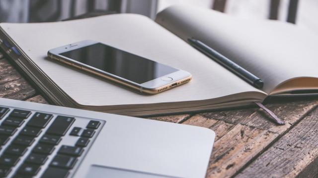 Móviles y ordenadores, cada vez más recurrentes para hacer gestiones.