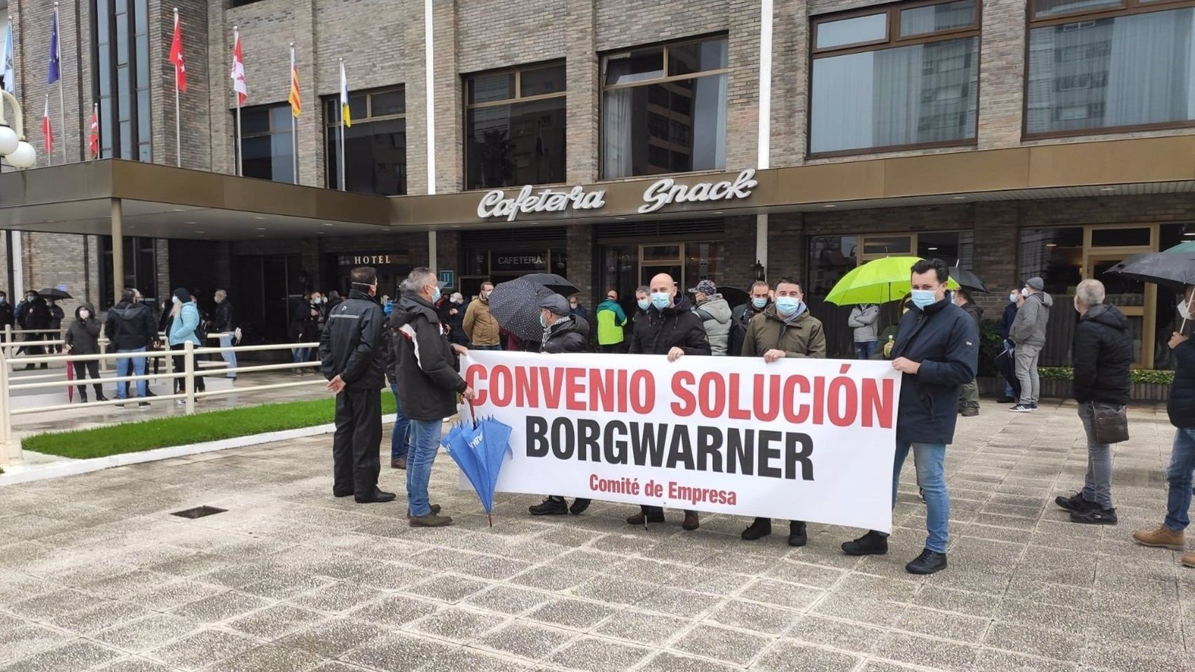 Trabajadores de la planta viguesa de Borgwarner durante la concentración realizada este jueves