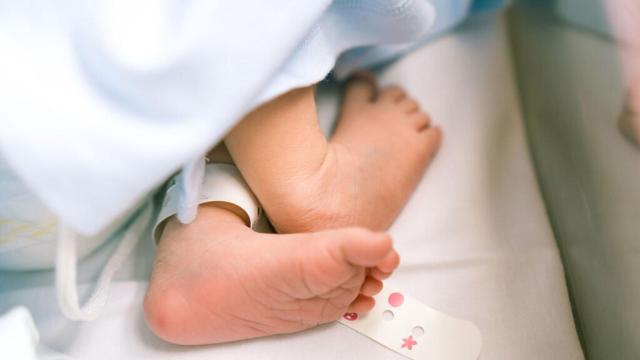 Los pies de un bebé recién nacido.