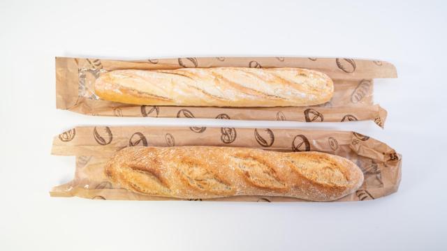 Arriba, barra de pan de supermercado; abajo, barra de pan de masa madre.