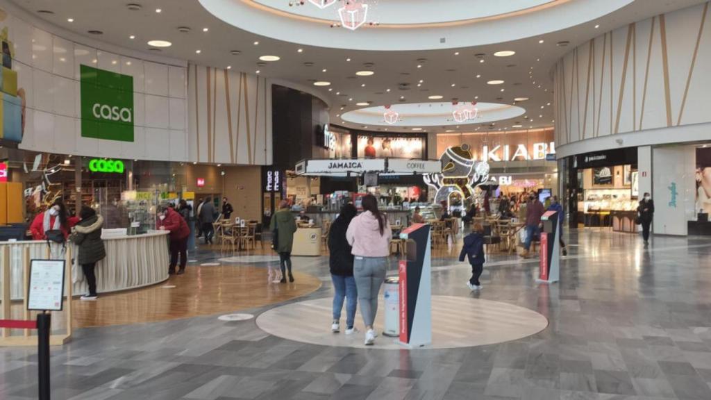Imagen de archivo de personas en un centro comercial