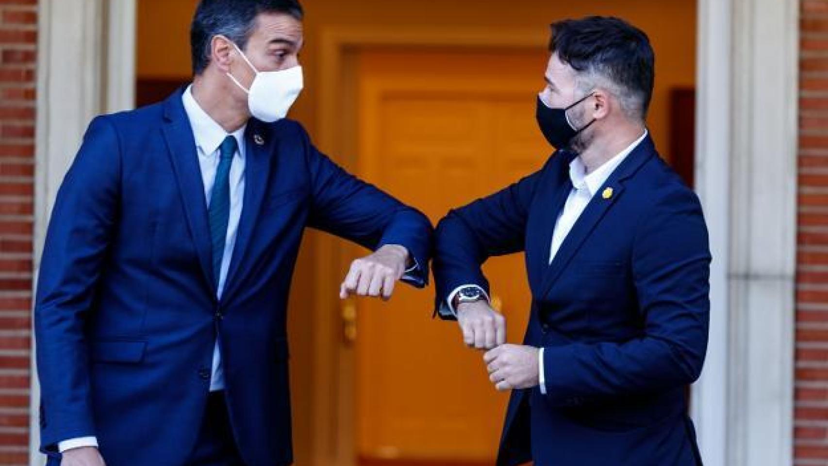 El presidente del Gobierno, Pedro Sánchez, y el portavoz de ERC en el Congreso, Gabriel Rufián.