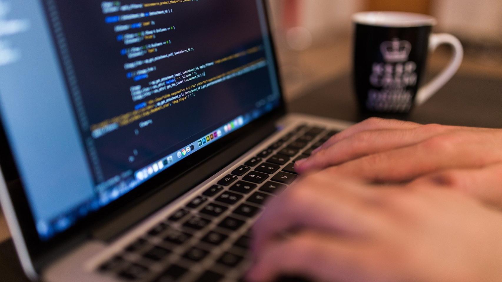 Un programador, durante su jornada laboral.
