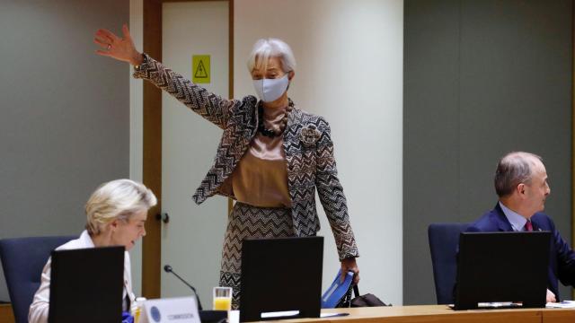 La presidenta del BCE, Christine Lagarde, saluda a los líderes a su llegada a la cumbre del euro de este viernes