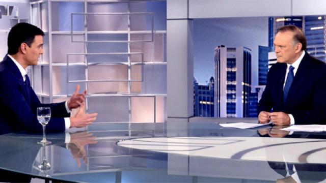 Pedro Sánchez, durante un momento de una entrevista con Pedro Piqueras.