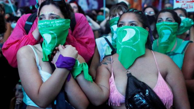 Dos mujeres a favor de la ley del aborto.