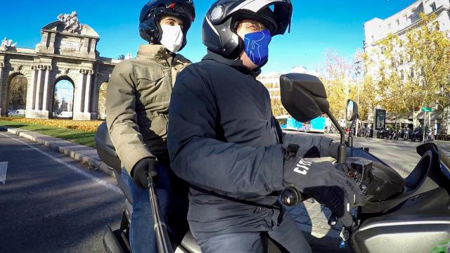 EL ESPAÑOL se monta el alcalde de Madrid, José Luis Martínez-Almeida, en su ya famosa moto.