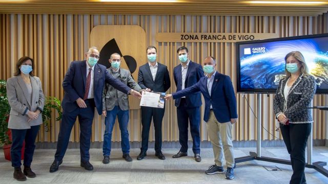 El rector de la UVigo, Manuel Reigosa, y el delegado del Estado en la Zona Franca, David Regades entregando el premio.
