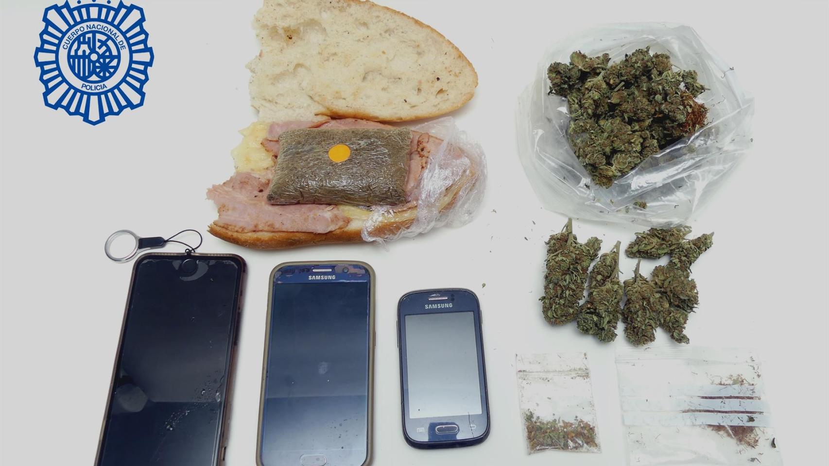 Drogas incautadas por la Policía Nacional en el vehículo de la joven.