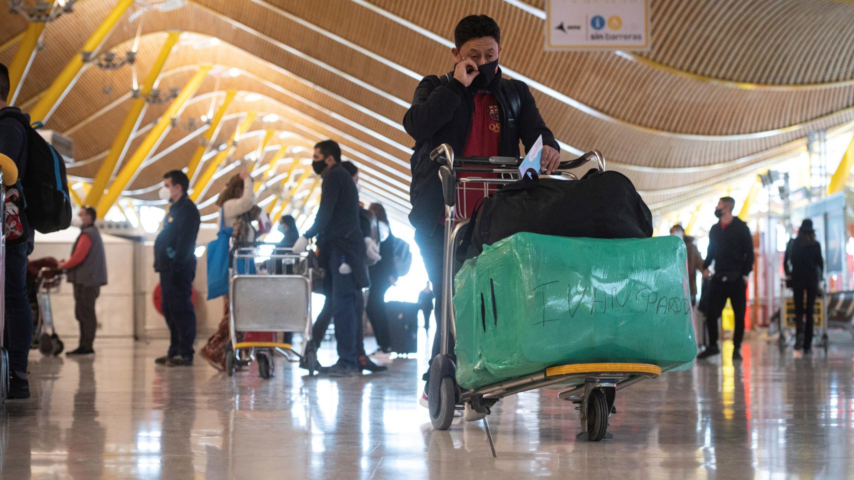 Vista de pasajeros en la terminal T-4 del aeropuerto Madrid- Barajas Adolfo Suárez.