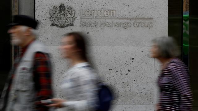Varias personas pasan frente a la Bolsa de Londres.