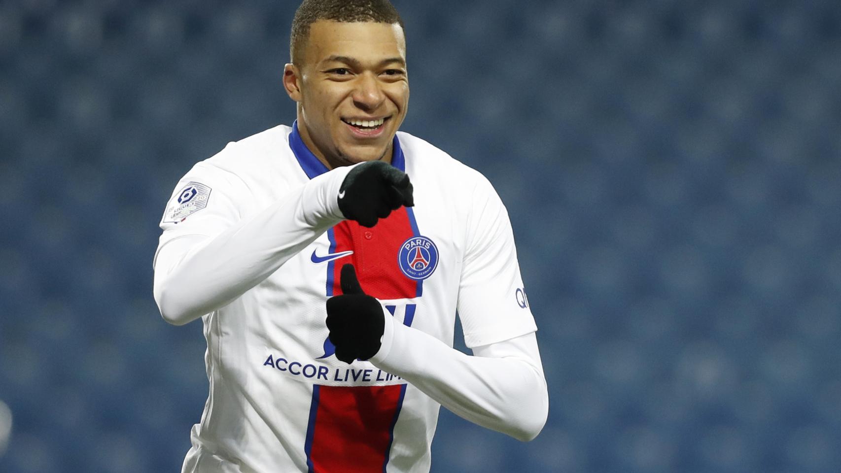 Kylian Mbappé celebra un gol con el PSG en la temporada 2020/2021