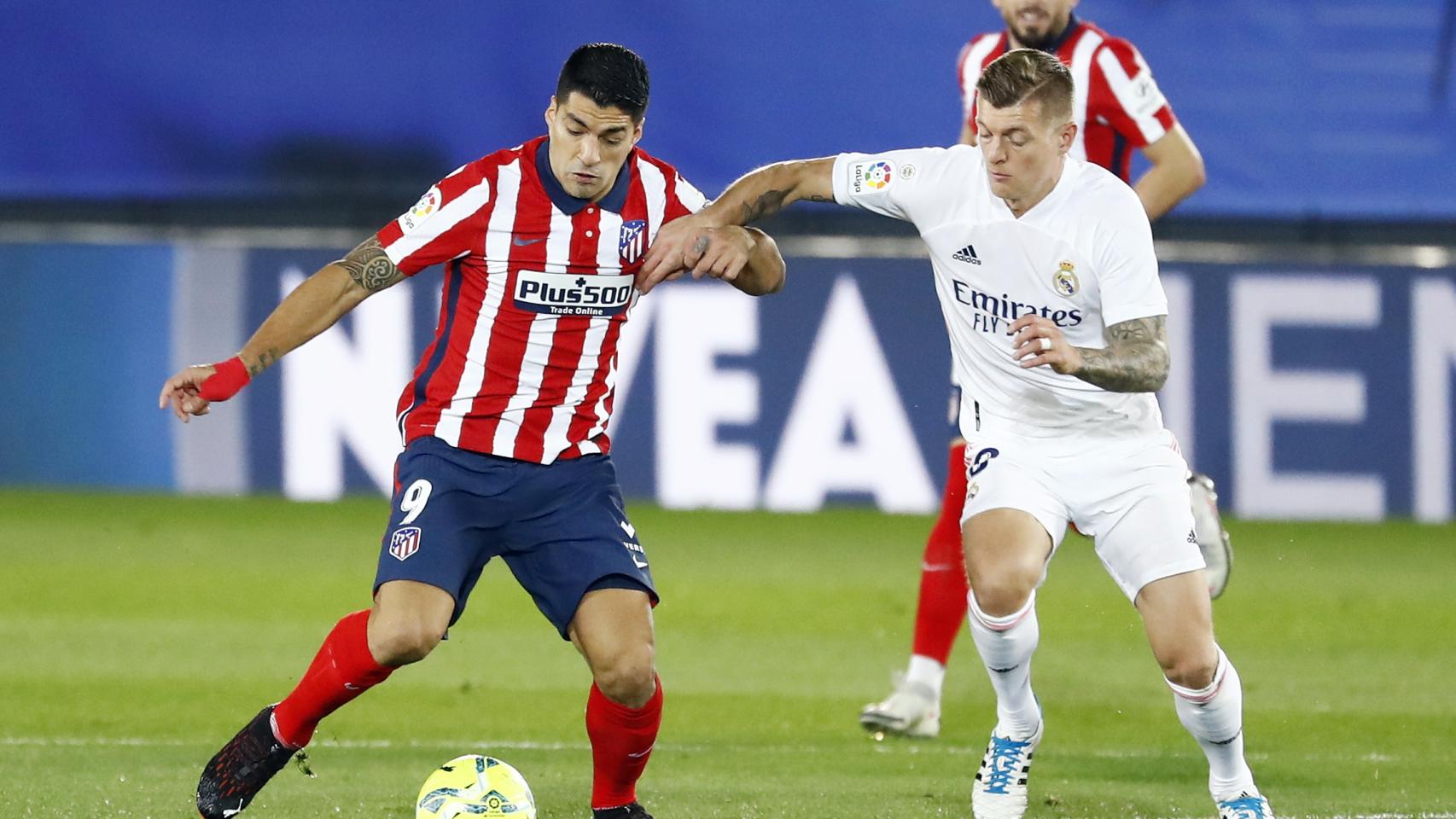 Luis Suárez ante Toni Kroos, durante el Derbi entre Real Madrid y Atlético