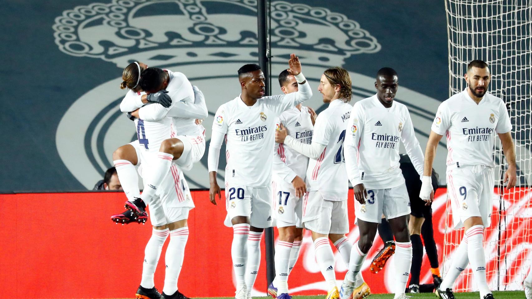 Los jugadores del Real Madrid felicitan a Casemiro por su gol al Atlético