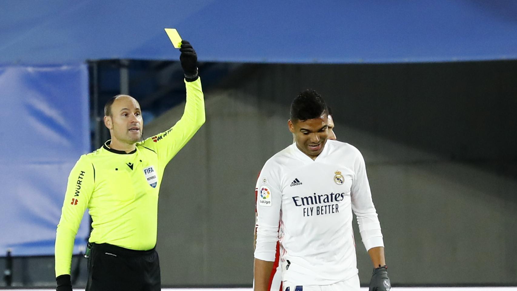 Antonio Mateu Lahoz muestra la tarjeta amarilla a Casemiro
