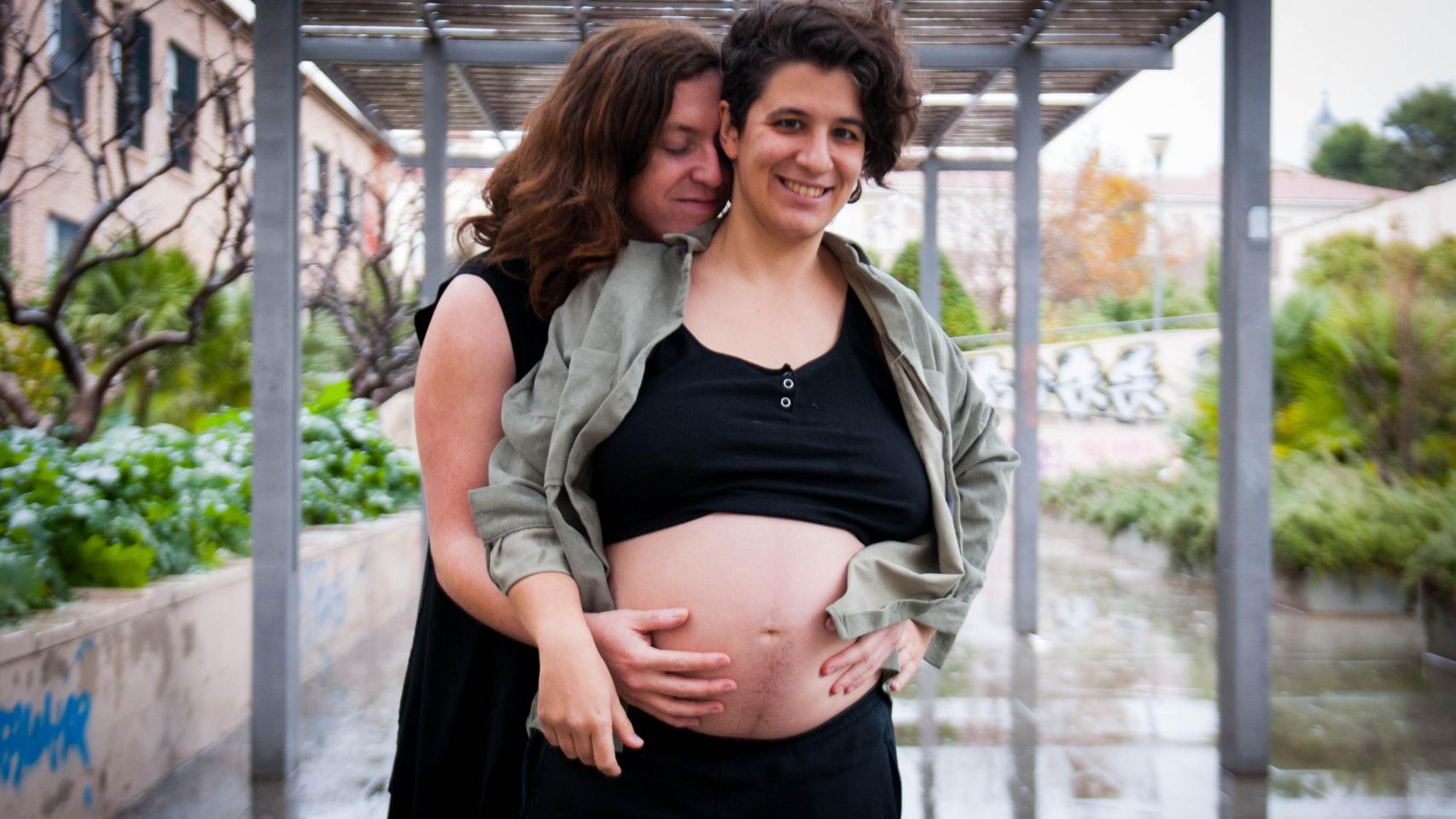 Esther Román (delante) y su mujer, Juani Bermejo-Vega posan para EL ESPAÑOL.