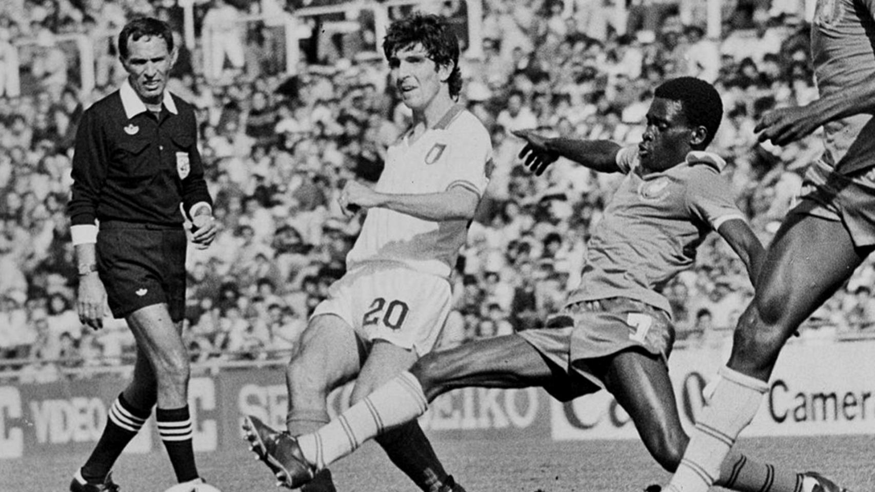 Paolo Rossi, asistiendo durante el Italia-Camerún con el que lograron el pase de fase de forma agónica