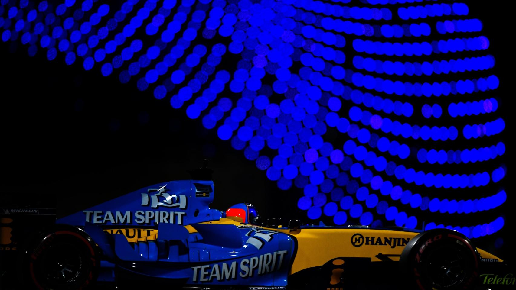 Fernando Alonso y su Renault R25 en el circuito de Abu Dhabi