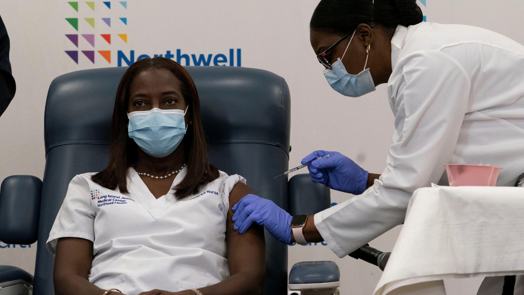 La doctora Michelle Chester administra la vacuna de Pfizer a la enfermera Sandra Lindsay.