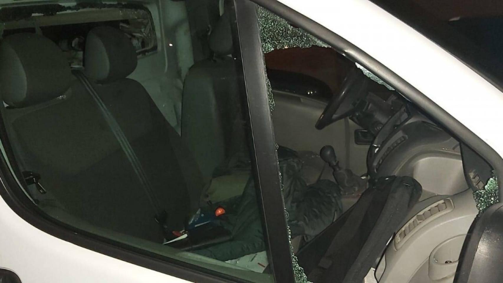 Robo en un coche forzando la ventanilla
