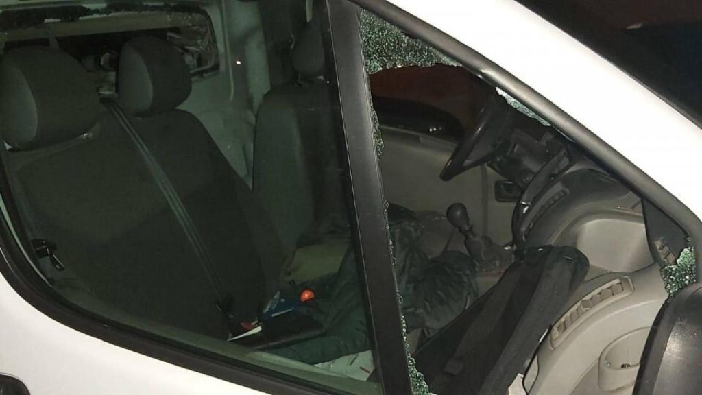 Robo en un coche forzando la ventanilla