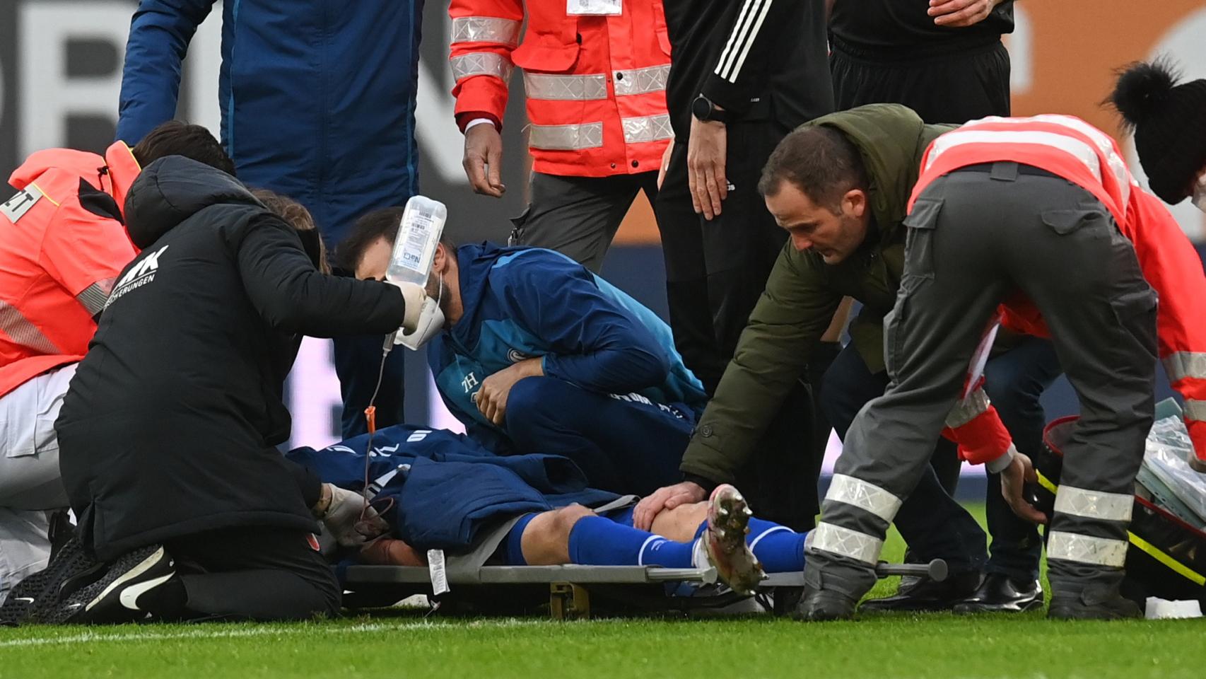 Mark Uth, en el momento en el que es trasladado en camilla
