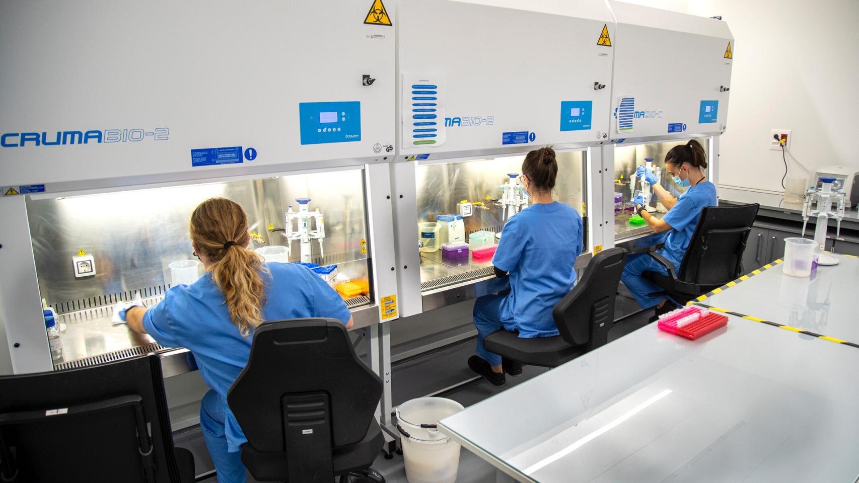 Los técnicos de Global Omnium, en el laboratorio.