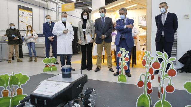 Un empleado de CTC explica a Miguel Ángel Revilla el funcionamiento del robot GreenPatrol, diseñado para controlar plagas de invernadero