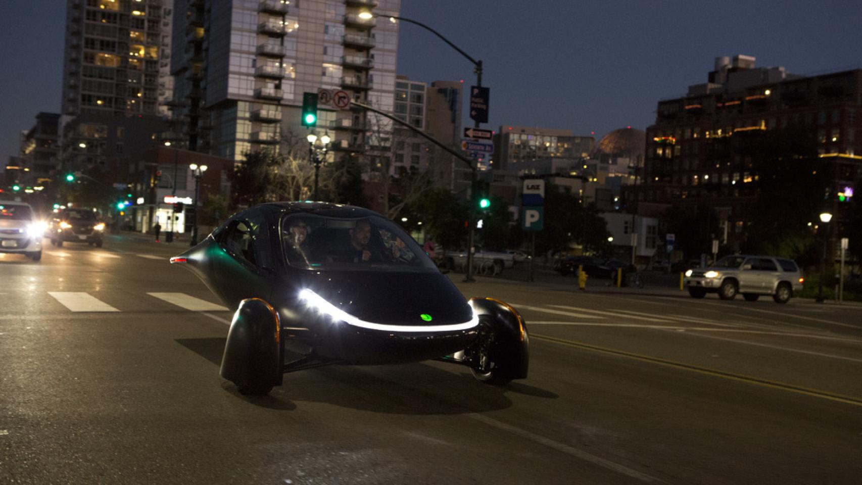 El coche solar de Aptera circulando por las calles de una ciudad.