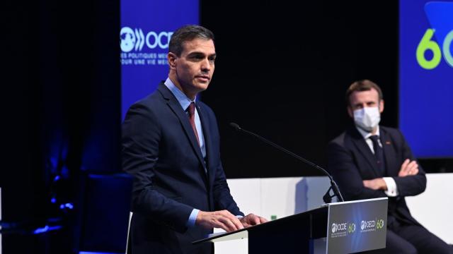 Pedro Sánchez, ante Emmanuel Macron, en el 60º aniversario de la OCDE, en París.