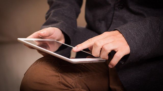 Una persona sujeta una ‘tablet’ en una foto de archivo.