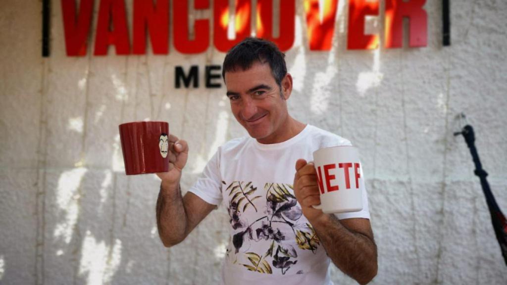 Alex Pina, posando en su acuerdo con Netflix.