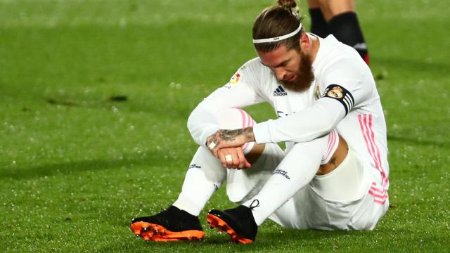 Sergio Ramos sentado en el césped