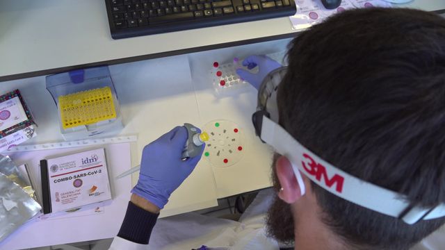 Uno de los investigadores, durante la manipulación del nuevo sistema.