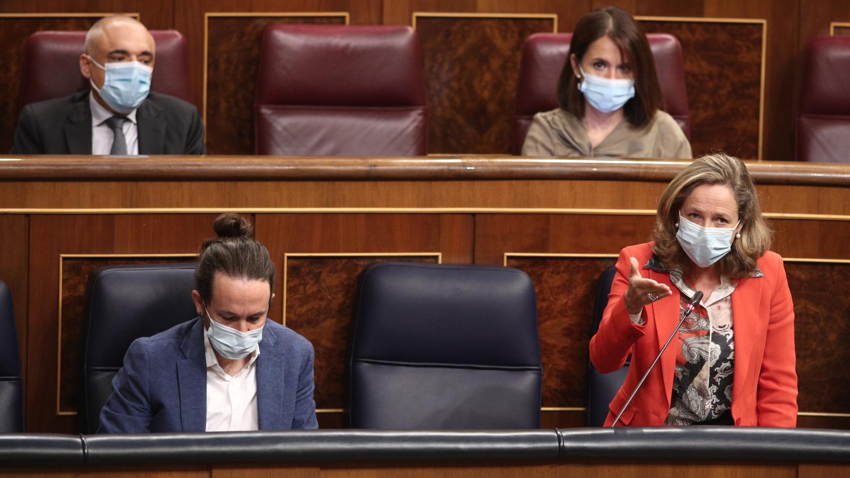 Pablo Iglesias y Nadia Calviño, en el Congreso.