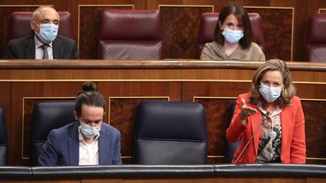 Pablo Iglesias y Nadia Calviño, en el Congreso.