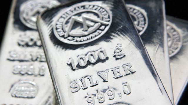 Varios lingotes de plata.